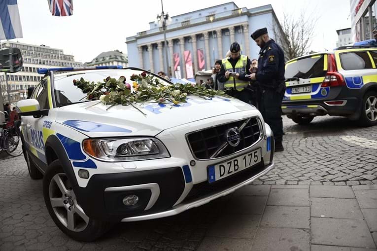Cidadãos tem oferecido flores à polícia, em sinal de agradecimento