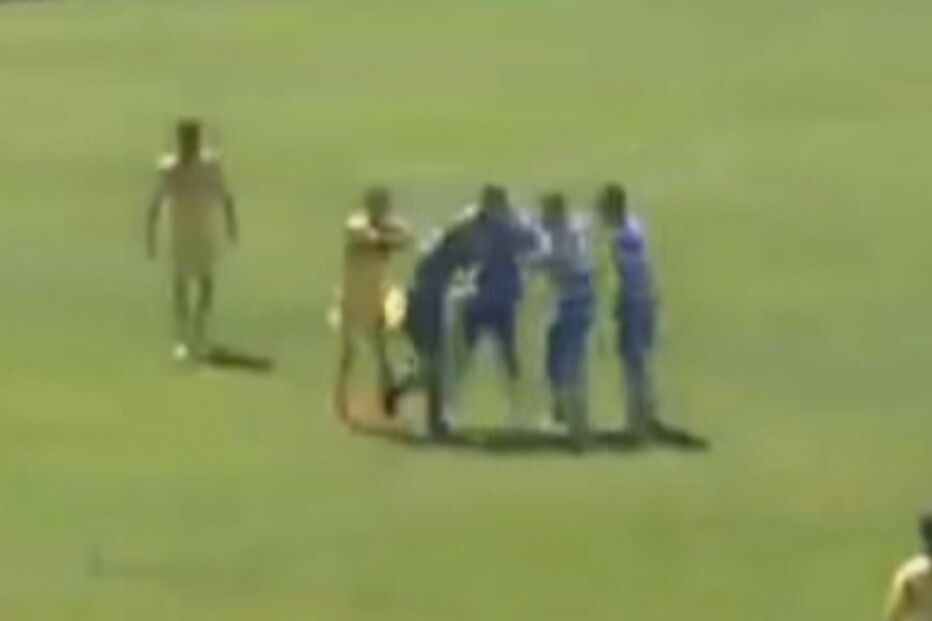 Jogador da equipa de Macaco agride árbitro durante jogo