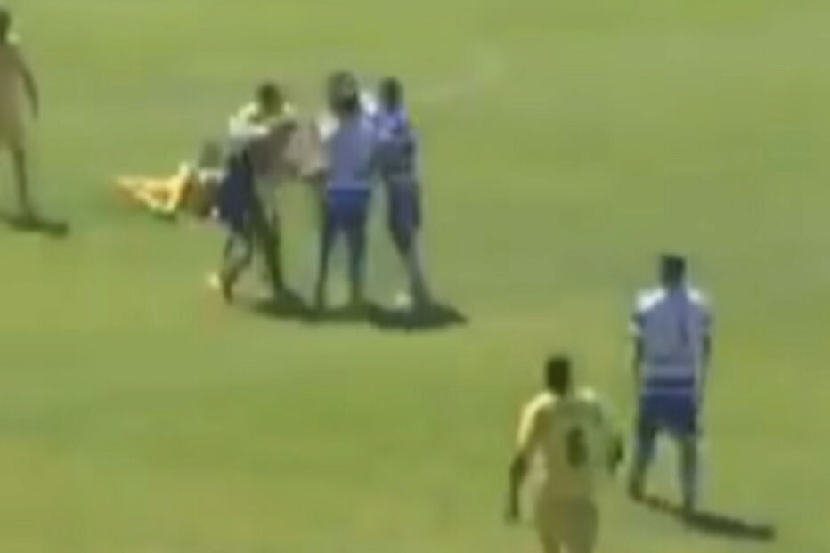 Jogador da equipa de Macaco agride árbitro durante jogo