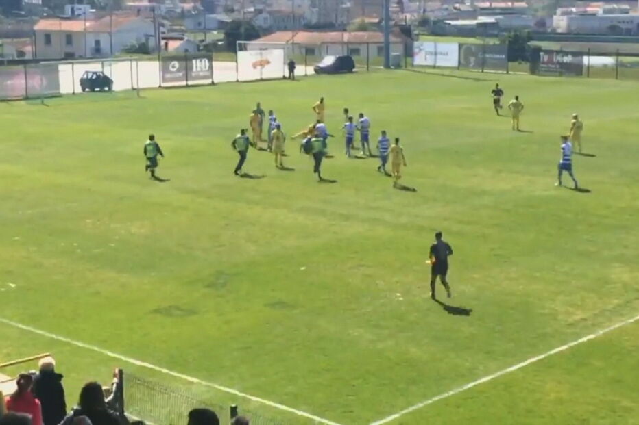 Jogador da equipa de Macaco agride árbitro durante jogo