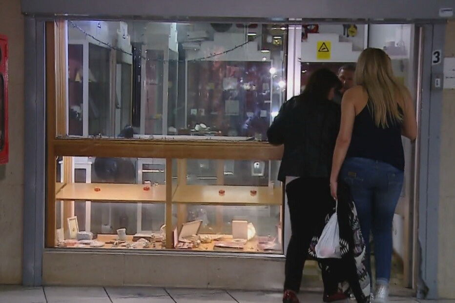 Ladrões deixaram rasto de destruição nas lojas assaltadas