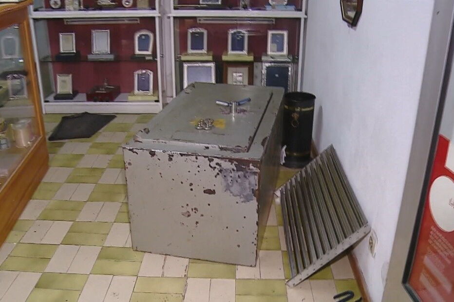 Ladrões deixaram rasto de destruição nas lojas assaltadas