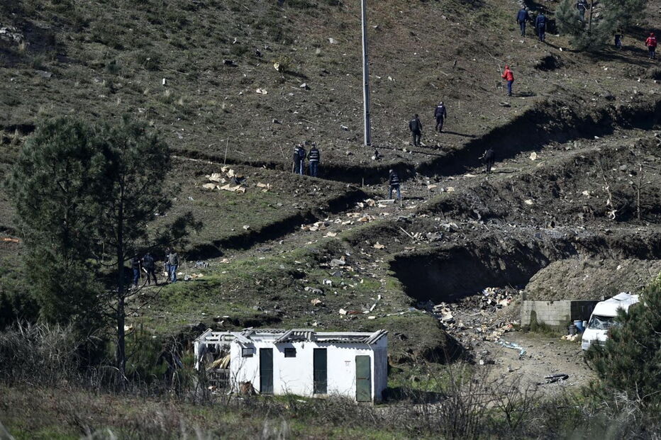 No local continuam mais de 80 operacionais, apoiados por 9 viaturas, de 9 entidades diferentes