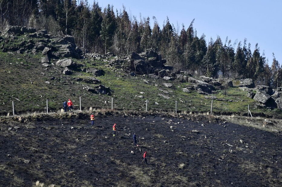 No local continuam mais de 80 operacionais, apoiados por 9 viaturas, de 9 entidades diferentes