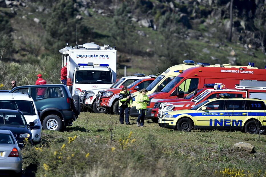 No local continuam mais de 80 operacionais, apoiados por 9 viaturas, de 9 entidades diferentes