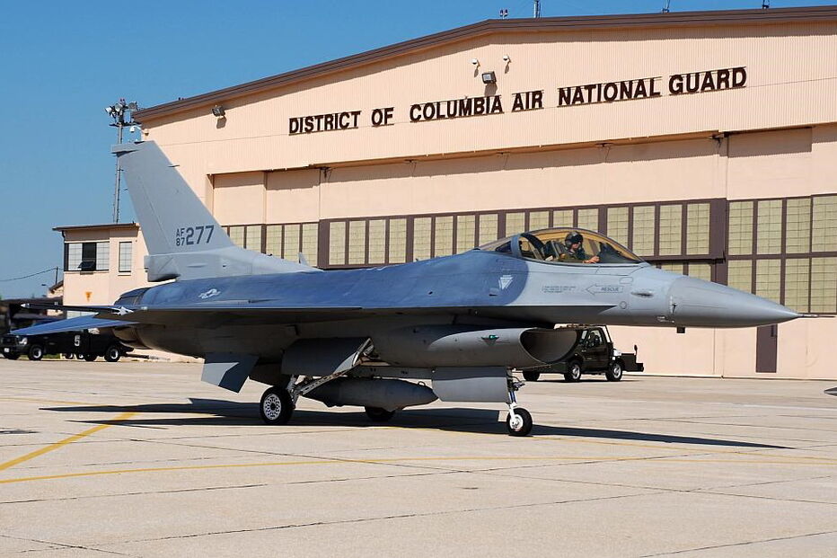 Avião F16 desepenhou-se perto da base de Andrews, em Maryland