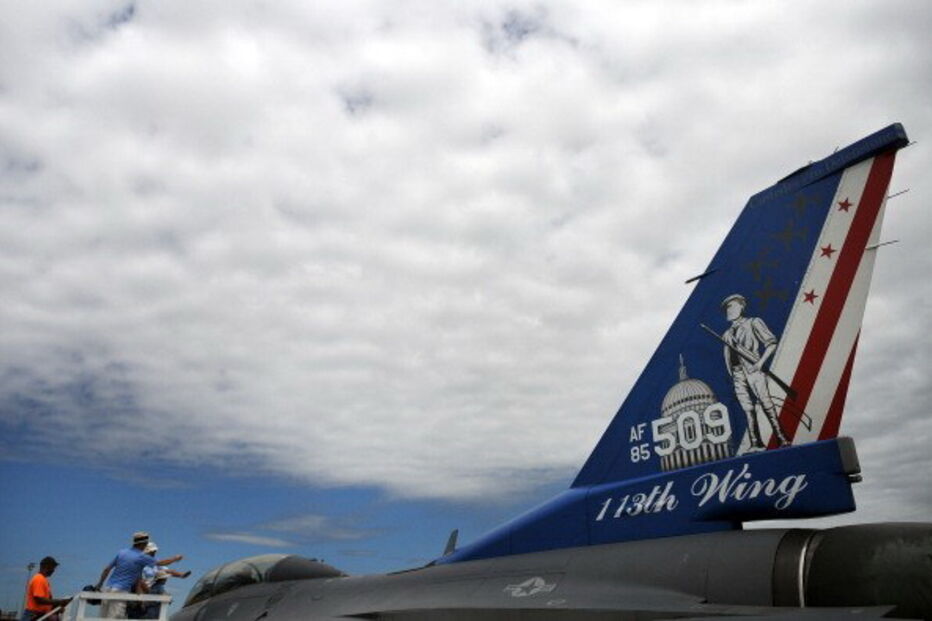 Avião F16 desepenhou-se perto da base de Andrews, em Maryland