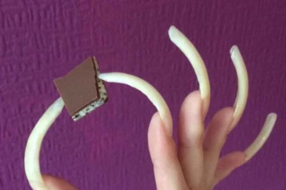 Rapariga exibe unhas de 15 centímetros