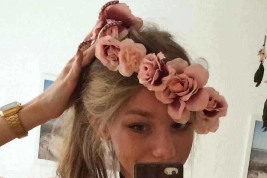 Rapariga exibe unhas de 15 centímetros