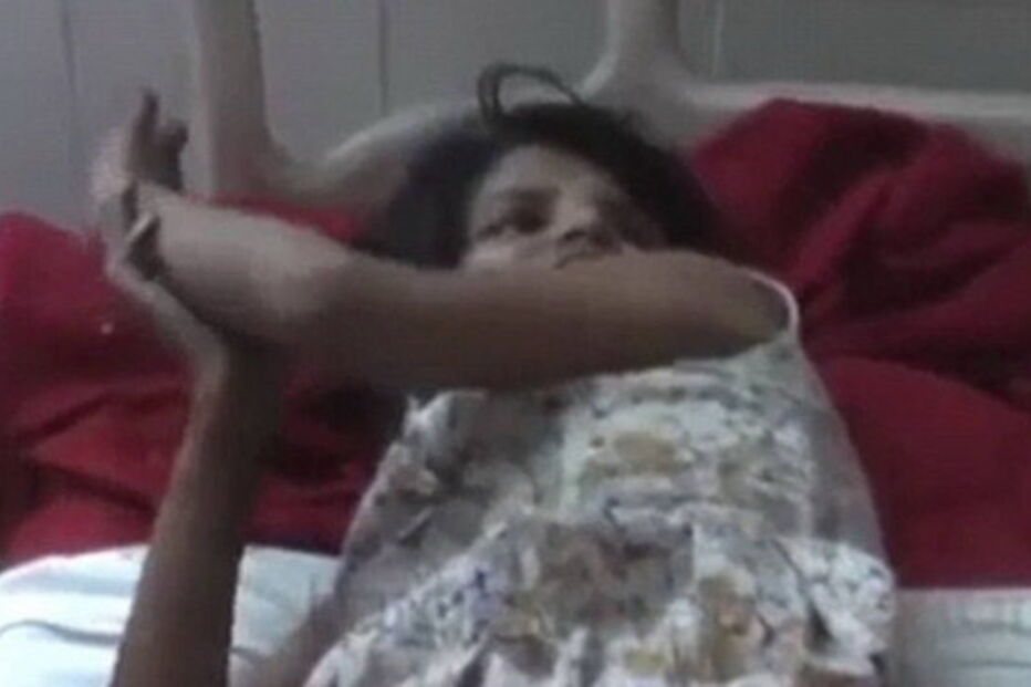 Menina encontrada a viver com macacos