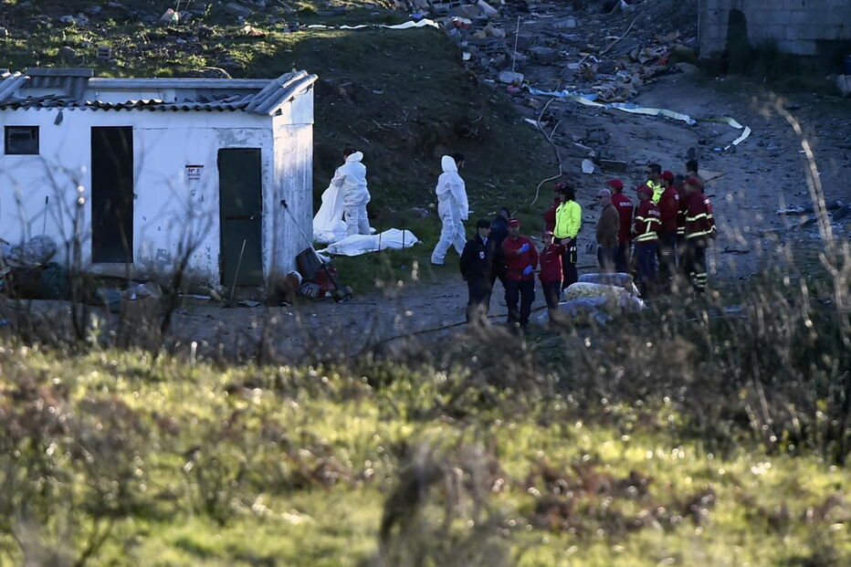 Inspetores da PJ tapam os corpos cadáveres das vítimas encontradas após a explosão