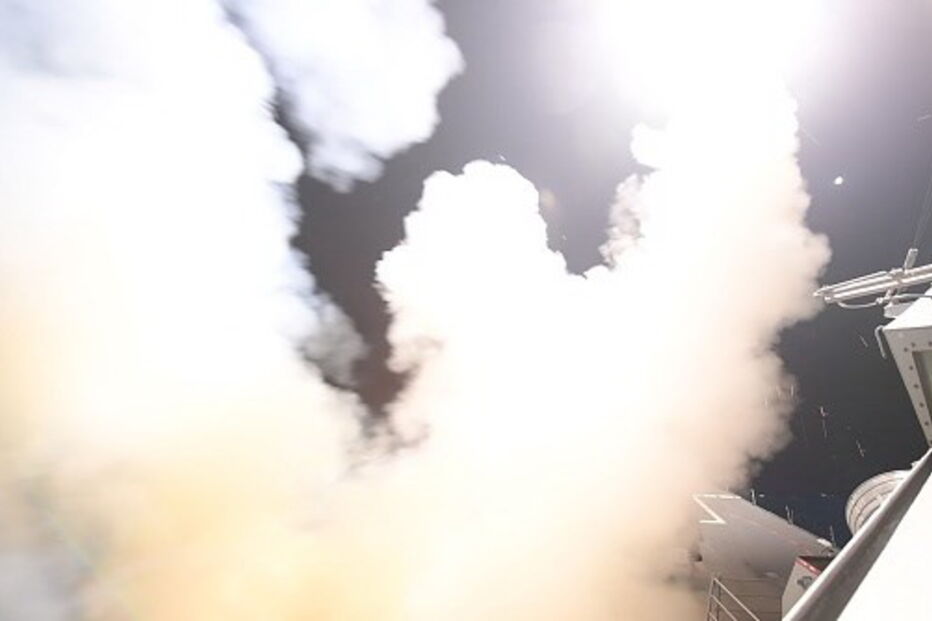 O presidente dos EUA, Donald Trump, ordenou um ataque contra uma base militar utilizada pelas forças do presidente da Siría, Bashar al-Assad, junto à cidade de Homs