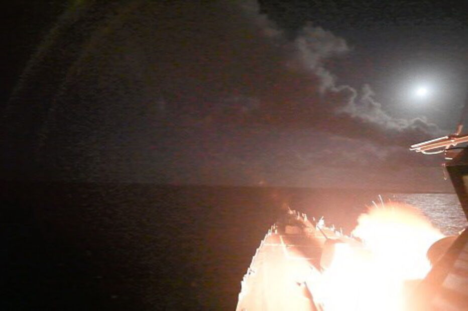 O presidente dos EUA, Donald Trump, ordenou um ataque contra uma base militar utilizada pelas forças do presidente da Siría, Bashar al-Assad, junto à cidade de Homs