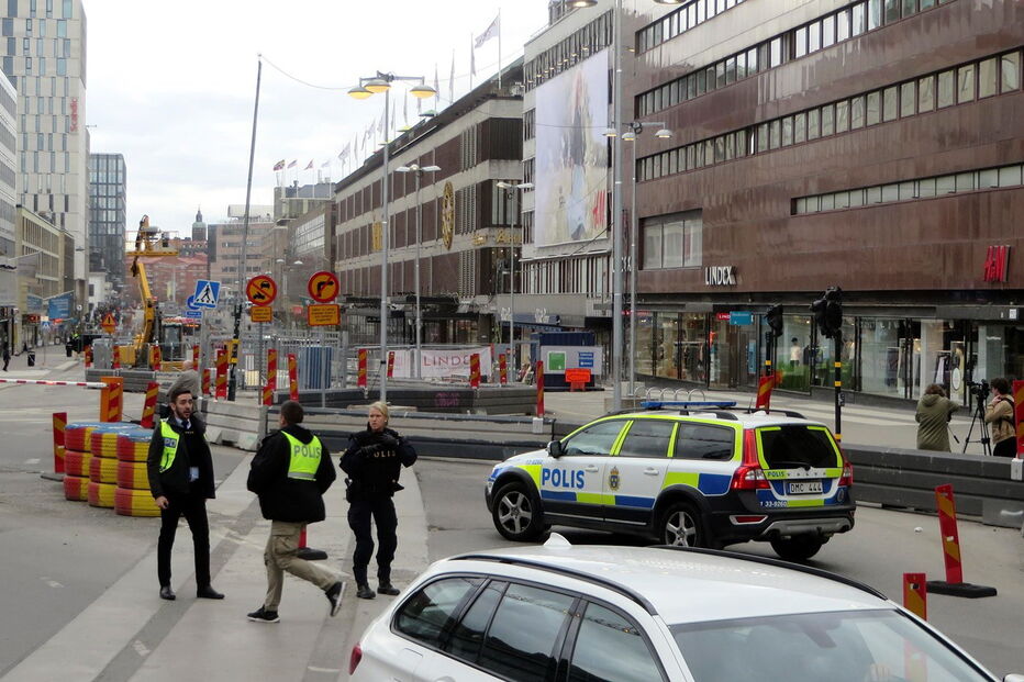 2017-04-07_14_57.01 2017-04-07T135444Z_1695072534_UP1ED4712N72N_RTRMADP_3_SWEDEN-ATTACK.JPG