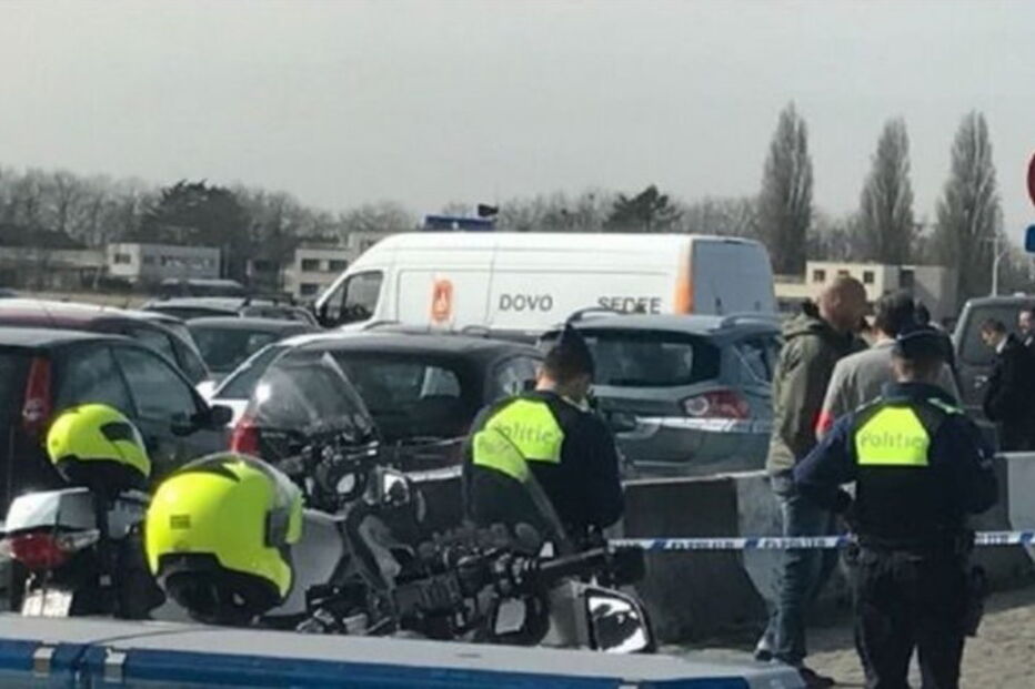 No dia 23 de Março um homem foi detido por conduzir um automóvel a grande velocidade numa rua pedonal em Amberes, na Bélgica
