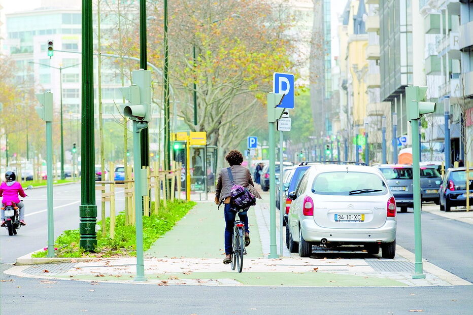 Não respeitar o sinal vermelho ou ignorar sinal de STOP é severamente punido  
