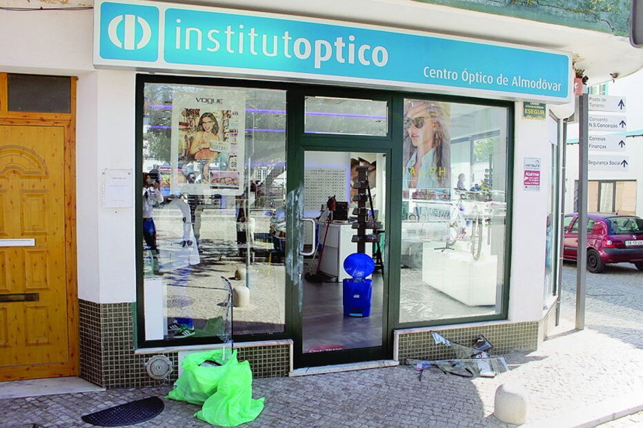 Assaltantes partiram vidro da porta 