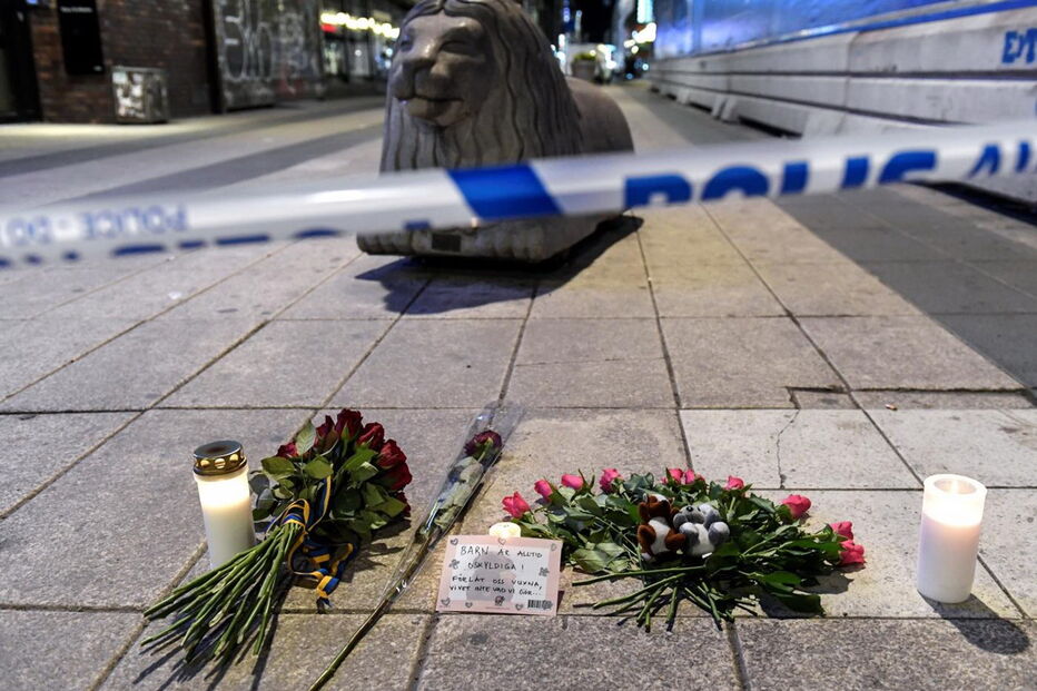 Ao longo da rua onde o camião atropelou dezenas de pessoas, foram deixadas flores, velas e mensagens