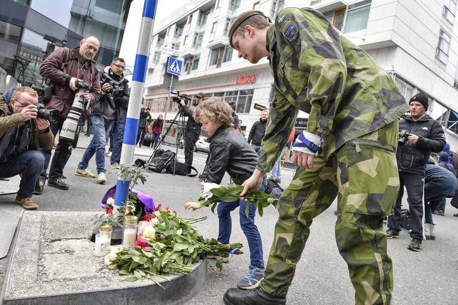 Ao longo da rua onde o camião atropelou dezenas de pessoas, foram deixadas flores, velas e mensagens