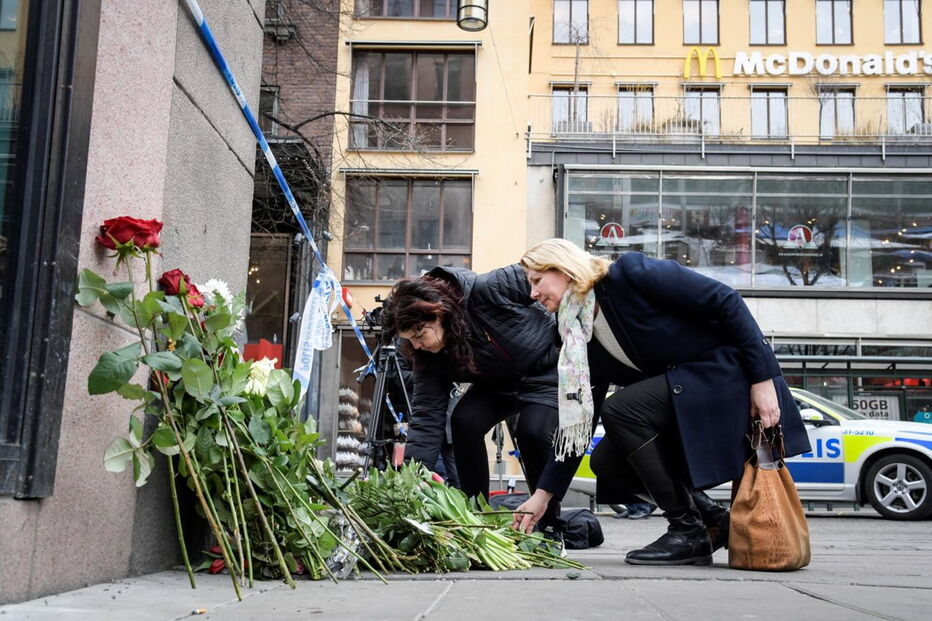 Ao longo da rua onde o camião atropelou dezenas de pessoas, foram deixadas flores, velas e mensagens