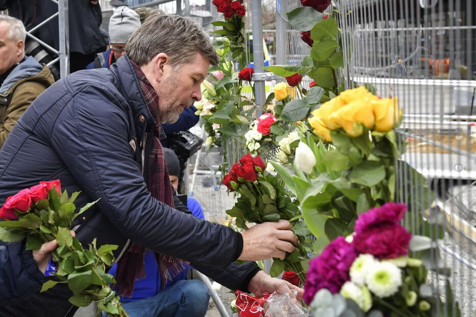 Ao longo da rua onde o camião atropelou dezenas de pessoas, foram deixadas flores, velas e mensagens