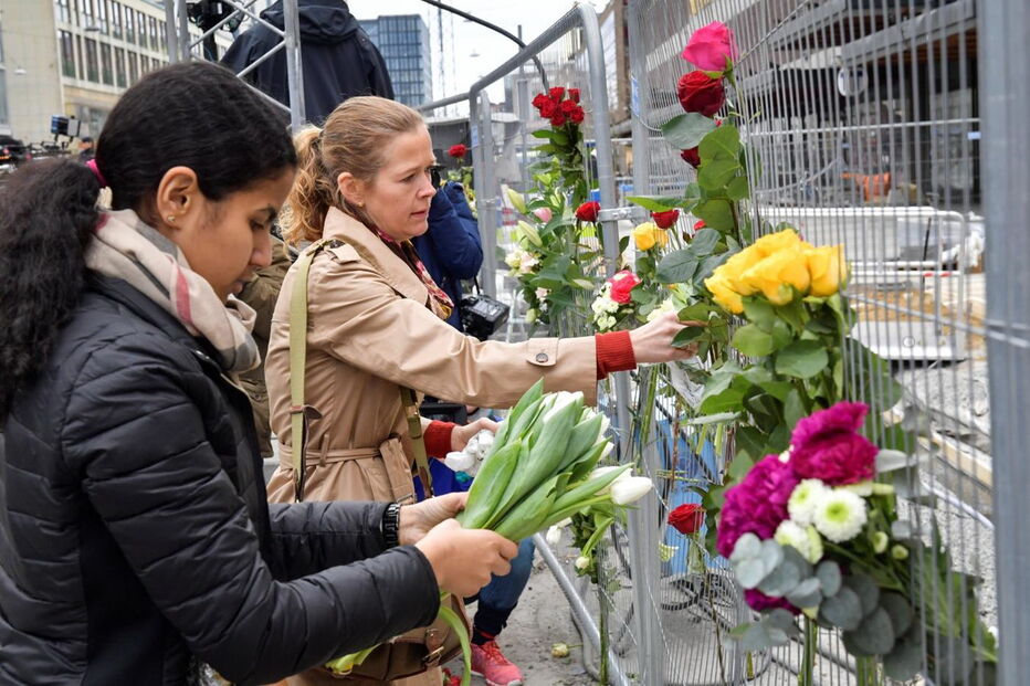 Ao longo da rua onde o camião atropelou dezenas de pessoas, foram deixadas flores, velas e mensagens