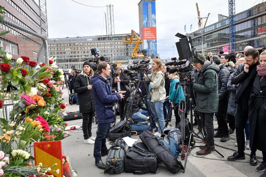 Ao longo da rua onde o camião atropelou dezenas de pessoas, foram deixadas flores, velas e mensagens
