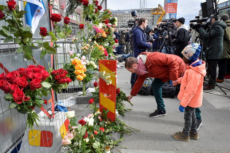 Ao longo da rua onde o camião atropelou dezenas de pessoas, foram deixadas flores, velas e mensagens