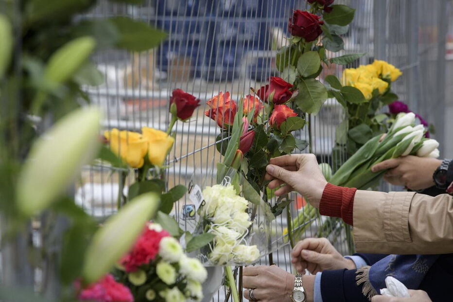 Ao longo da rua onde o camião atropelou dezenas de pessoas, foram deixadas flores, velas e mensagens