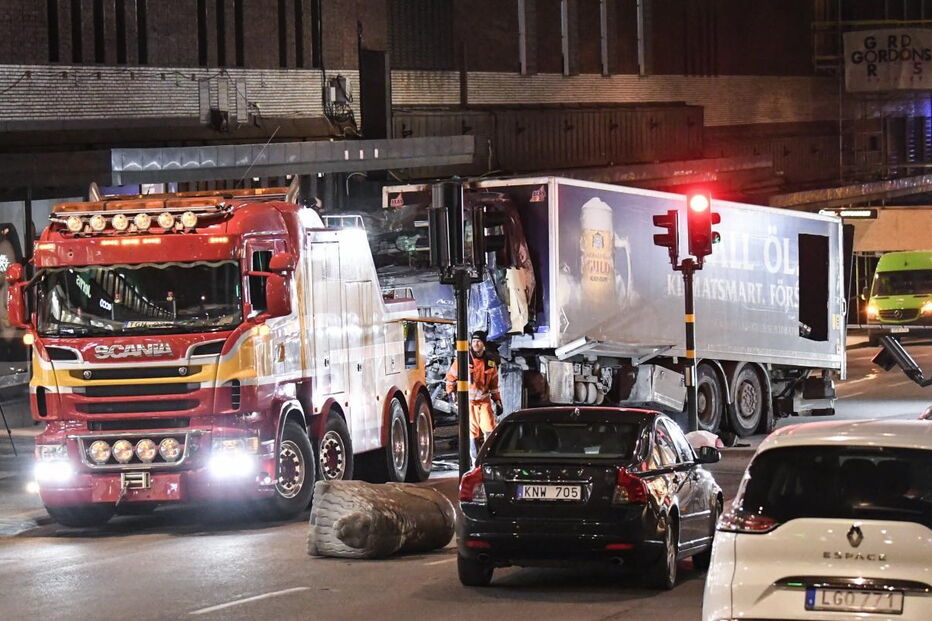 Camião usado no ataque é retirado