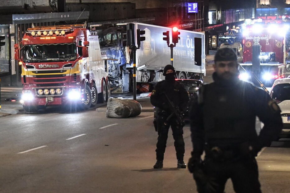 Camião usado no ataque é retirado