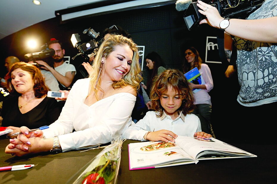 Katia Aveiro, Dolores Aveiro, Ronaldo, Cristiano Ronaldo, bacalhau à brás, comida, receitas, pratos, família, clã, Madeira, CR7, real madrid. futebolista, craque, futebol, desporto, As Receitas da Minha Querida Mãe, livro