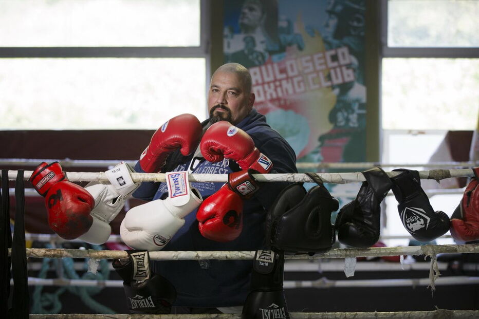 Paulo Seco tem 46 anos e lidera uma academia de boxe no Casal Ventoso, em Lisboa