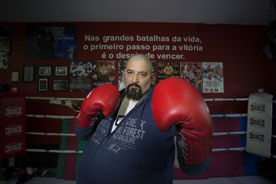 Paulo Seco tem 46 anos e lidera uma academia de boxe no Casal Ventoso, em Lisboa
