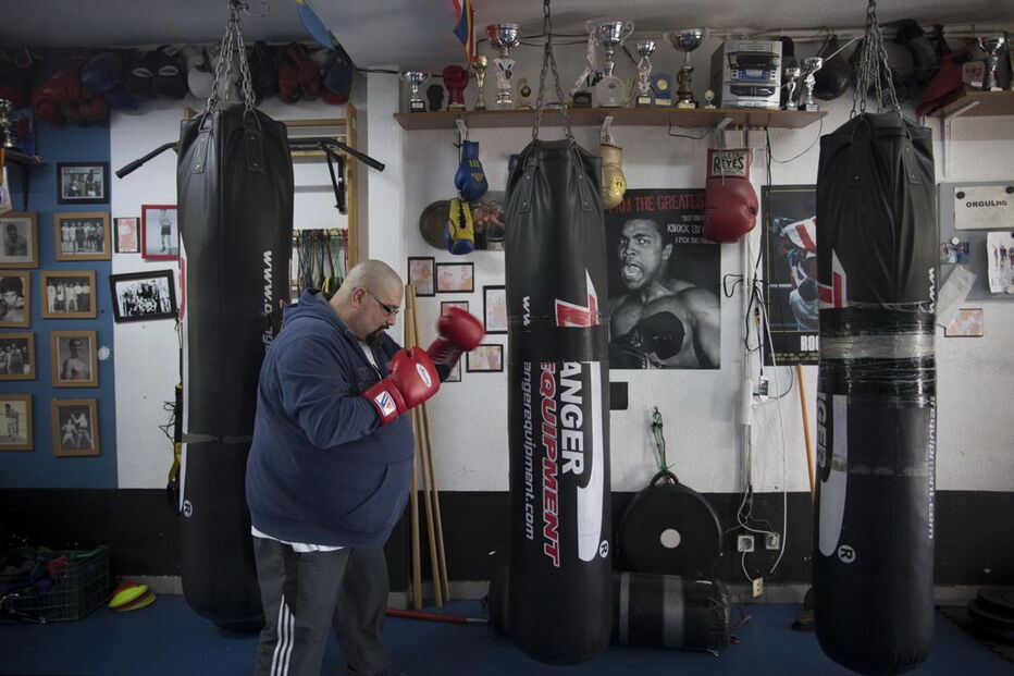 Paulo Seco tem 46 anos e lidera uma academia de boxe no Casal Ventoso, em Lisboa
