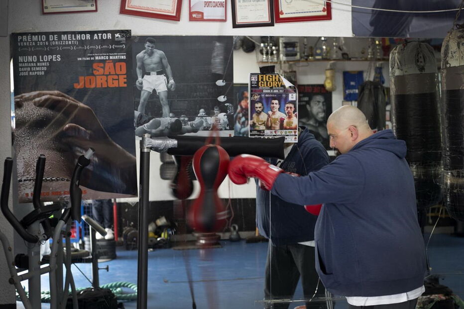 Paulo Seco tem 46 anos e lidera uma academia de boxe no Casal Ventoso, em Lisboa