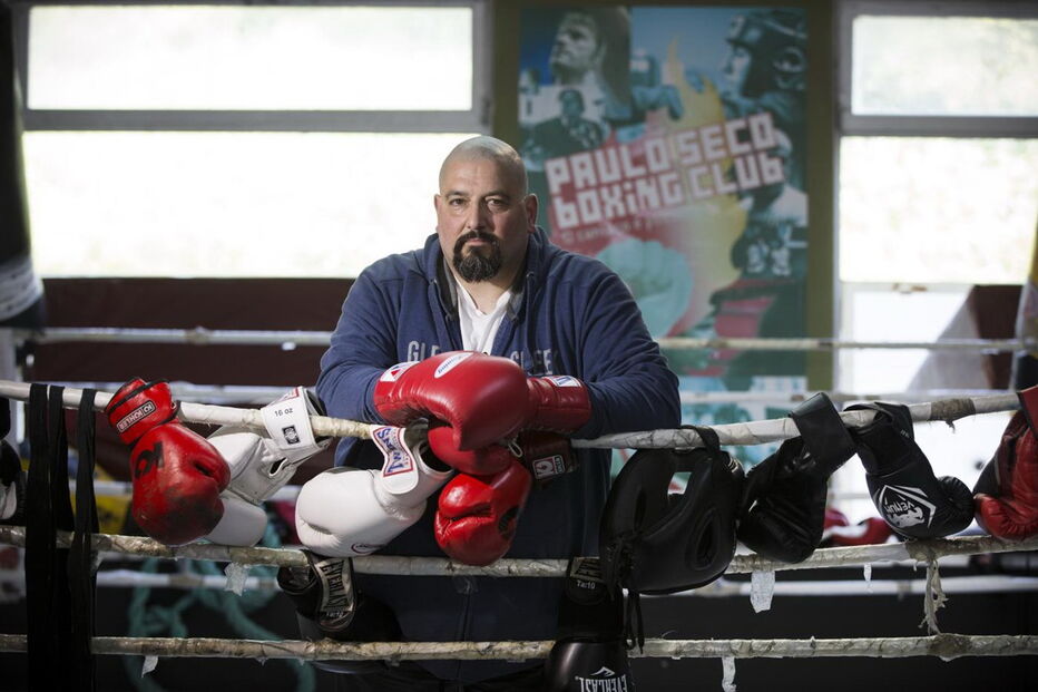 Paulo Seco tem 46 anos e lidera uma academia de boxe no Casal Ventoso, em Lisboa