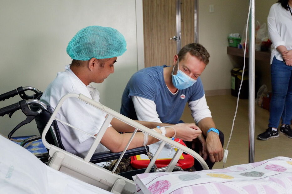 Chris Martin, Coldplay, Filipinas, fã, cancro, doente