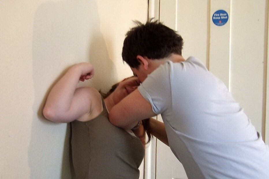 asfixiar, violência doméstica, abusos, cadeia, mulher, vítima, agressor, Gondomar