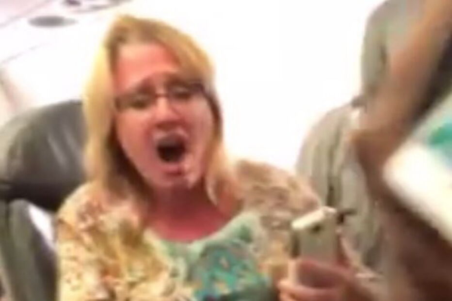 Passageiro arrastado violentamente para fora de avião