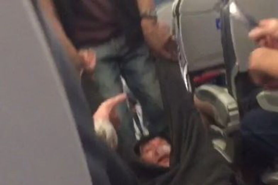 Passageiro arrastado violentamente para fora de avião
