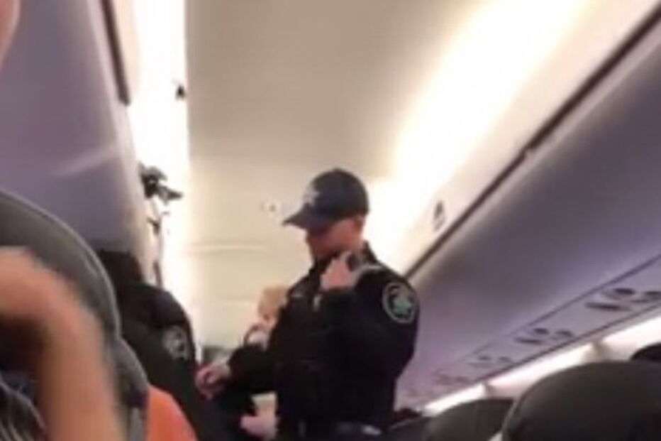 Passageiro arrastado violentamente para fora de avião