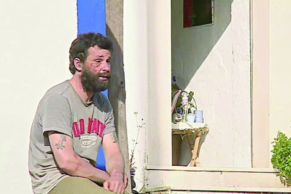 Filho da idosa à porta de casa