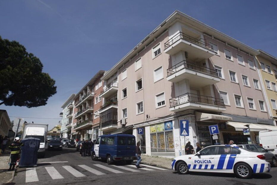 Corpo da idosa foi retirado da casa onde vivia, em Alvalade, pela PSP. Auzenda Ferreira, de 83 anos, vivia sozinha    