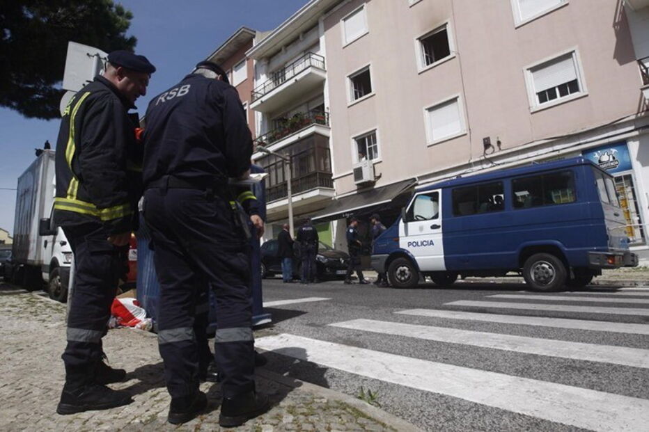 Corpo da idosa foi retirado da casa onde vivia, em Alvalade, pela PSP. Auzenda Ferreira, de 83 anos, vivia sozinha    