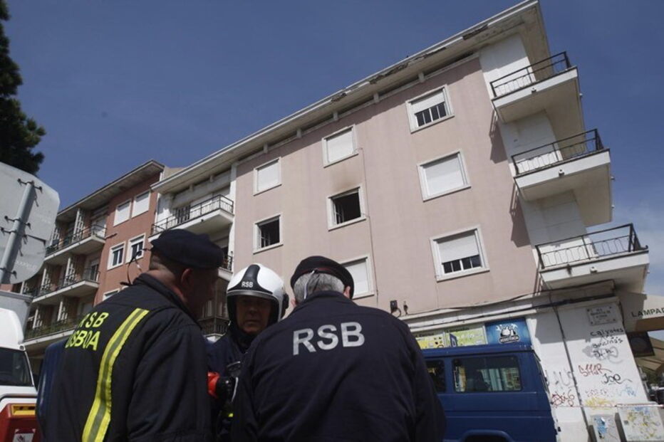 Corpo da idosa foi retirado da casa onde vivia, em Alvalade, pela PSP. Auzenda Ferreira, de 83 anos, vivia sozinha    