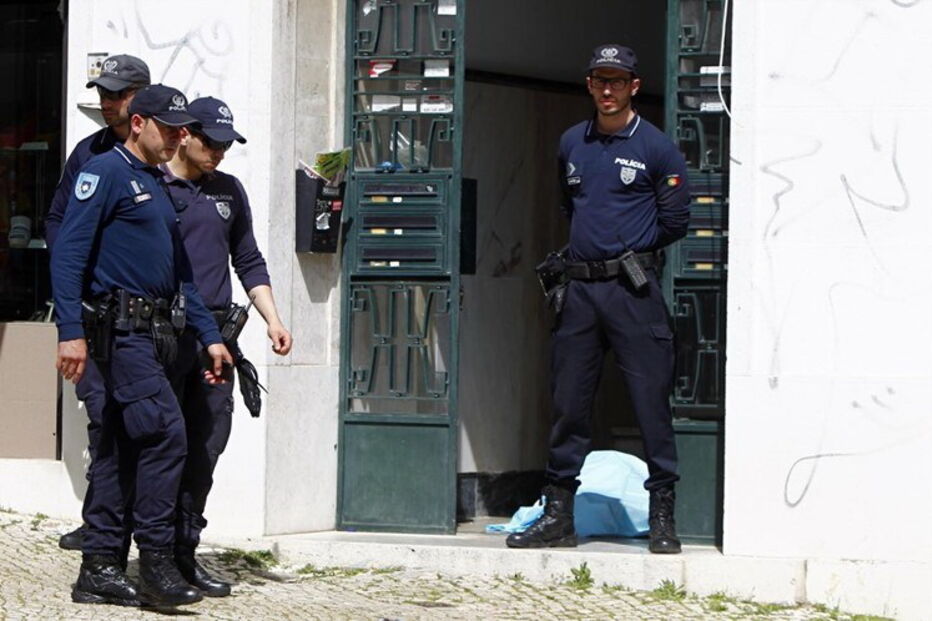 Corpo da idosa foi retirado da casa onde vivia, em Alvalade, pela PSP. Auzenda Ferreira, de 83 anos, vivia sozinha    