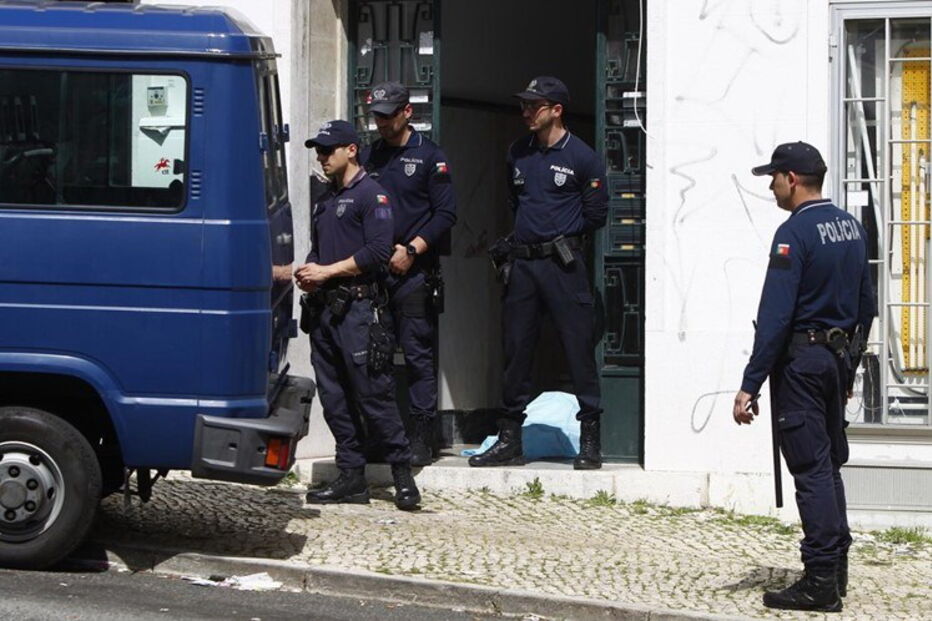 Corpo da idosa foi retirado da casa onde vivia, em Alvalade, pela PSP. Auzenda Ferreira, de 83 anos, vivia sozinha    