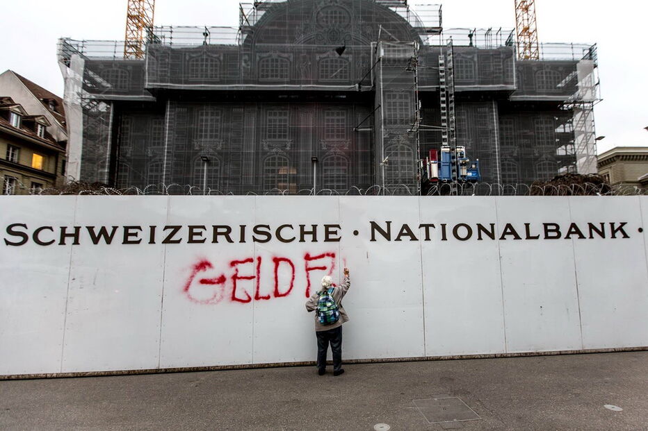 Idosa de 86 anos detida após pintar frase numa parede do Banco Nacional Suíço