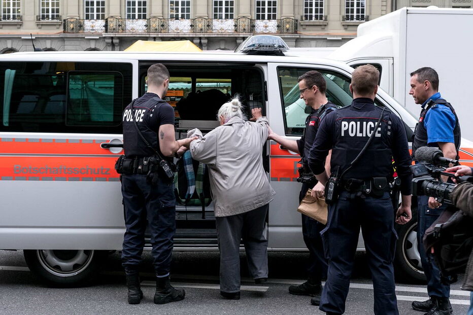 Idosa de 86 anos detida após pintar frase numa parede do Banco Nacional Suíço